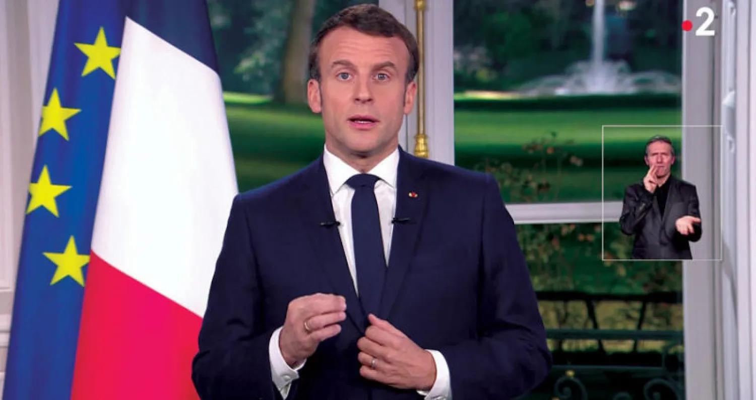 ماكرون لدى إلقائه خطاب نهاية العام من قصر الإليزيه مساء أول من أمس (أ.ف.ب)