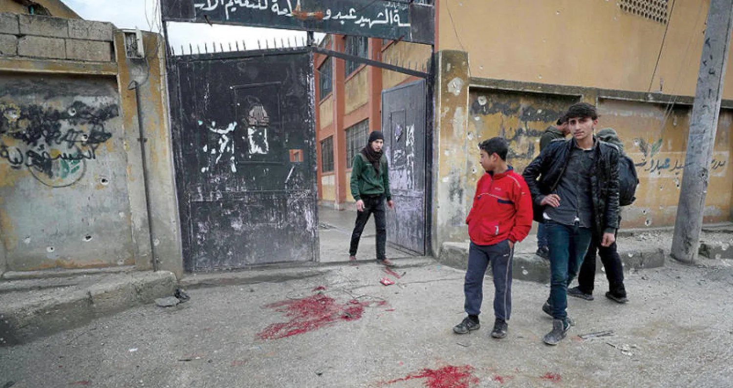 أطفال يتجمعون قرب مدرستهم (أ.ف.ب)