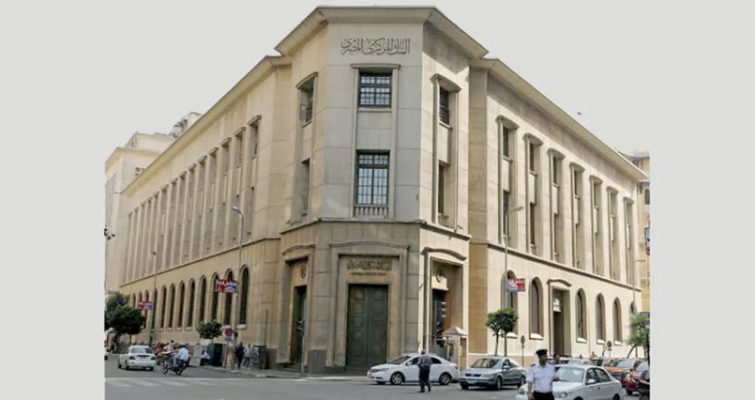 خبراء عزوا ارتفاع الجنية المصري إلى الأداء القوي المتوقع لقطاعي السياحة والاستثمار بالإضافة إلى قناة السويس (رويترز)