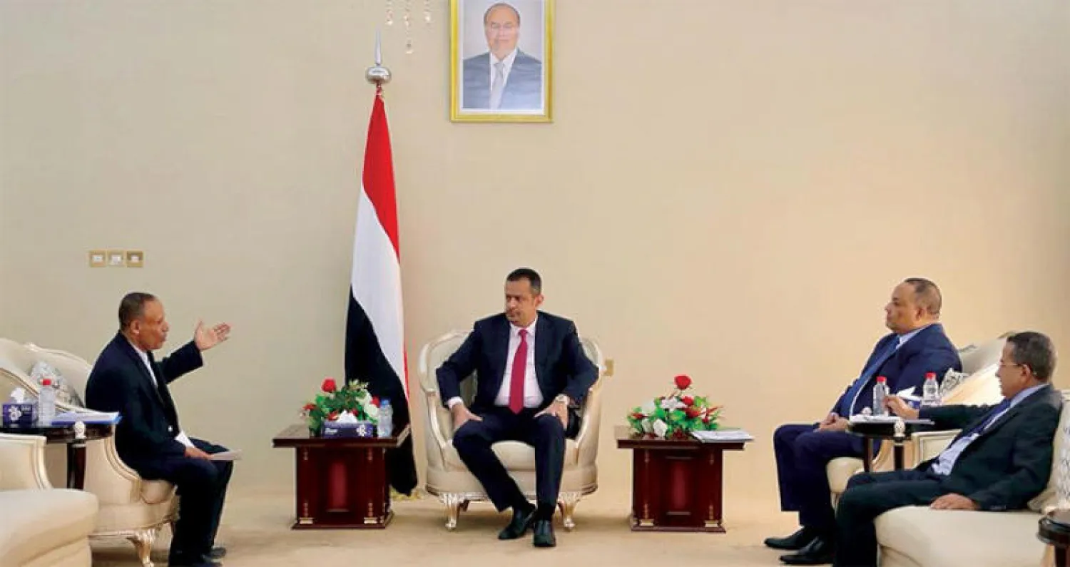 رئيس الوزراء اليمني لدى لقائه القاضي صالح ناصر طاهر بقصر معاشيق عدن (سبأ)