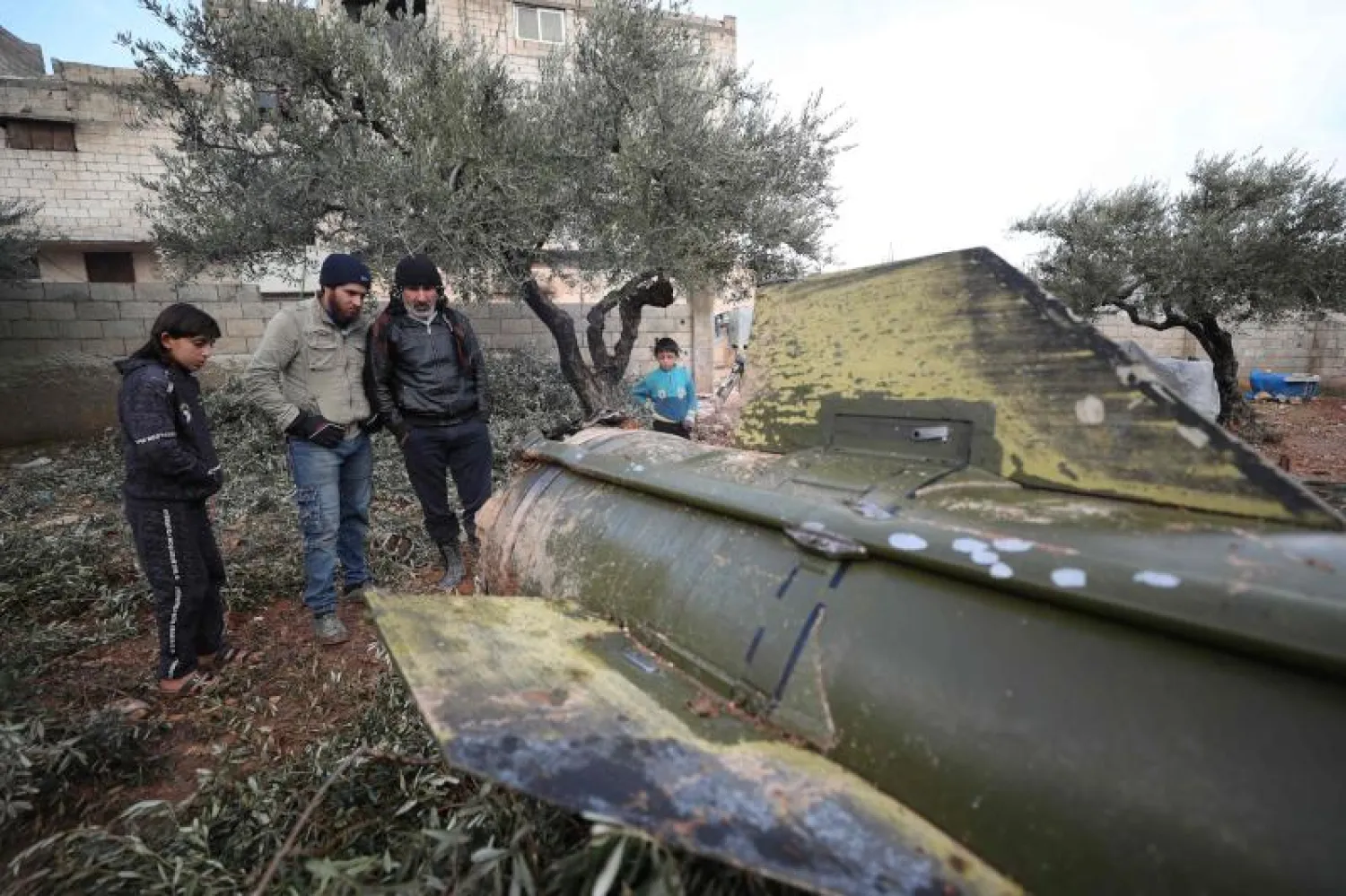 بقايا صاروخ أطلقته قوات النظام السوري على بلدة سرمين في ريف إدلب الشرقي (أ.ف.ب)