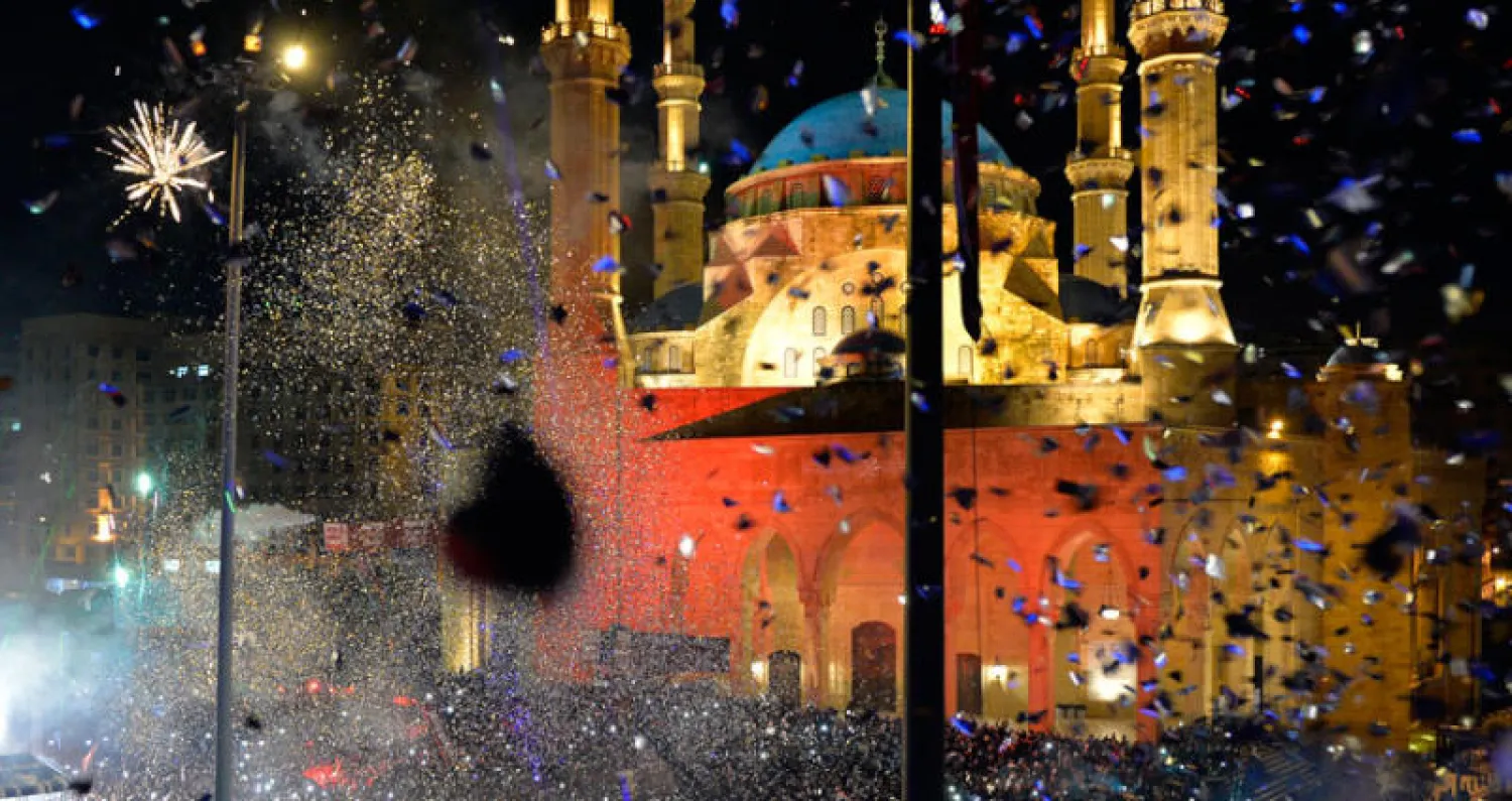 من الاحتفالات بقدوم العام الجديد في ساحة الشهداء وسط بيروت (إ.ب.أ)