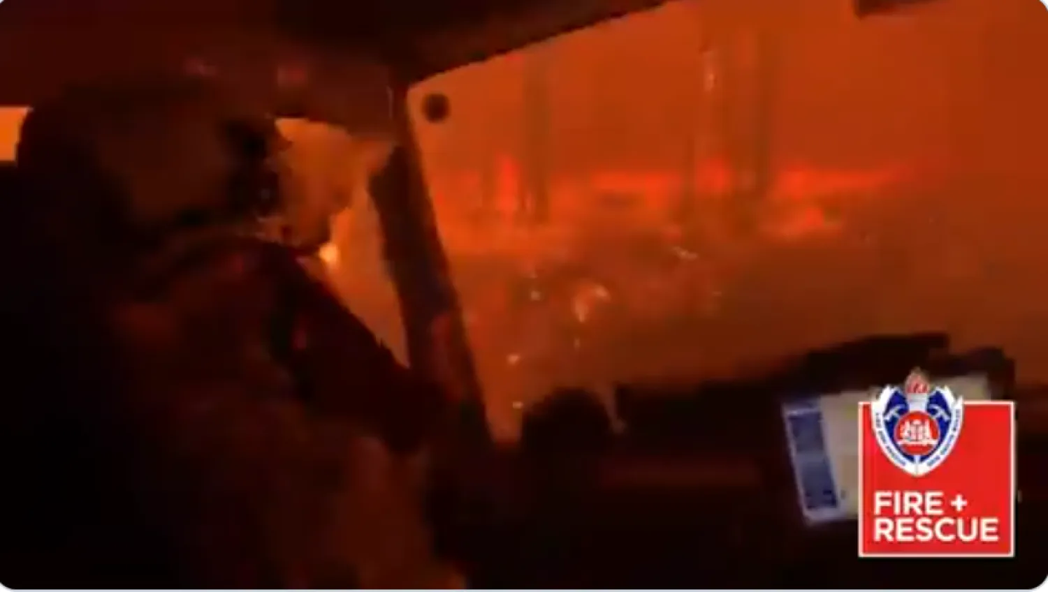 مشهد من فيديو رجال الإطفاء داخل حريق الغابات في أستراليا (تويتر)