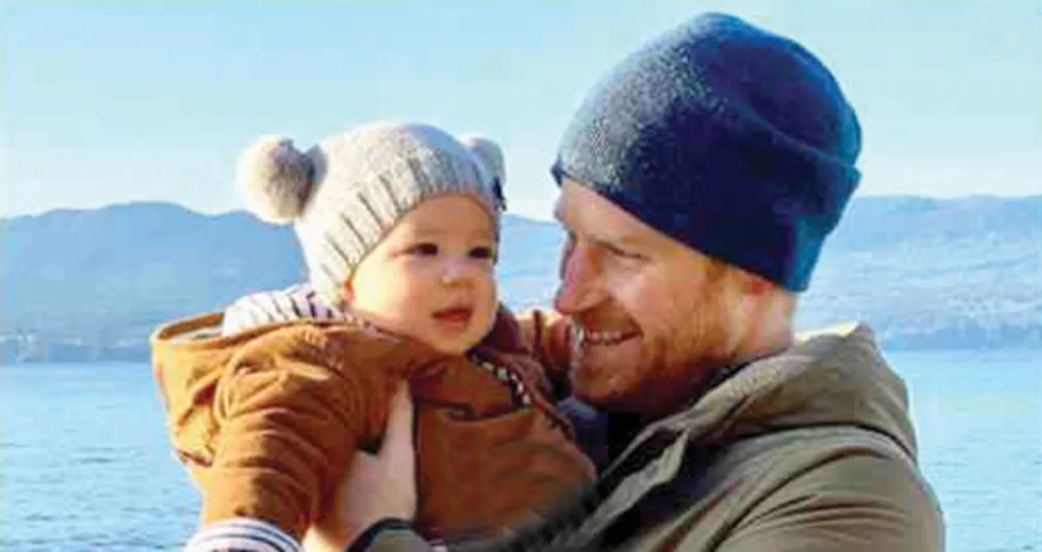 الأمير هاري وابنه آرتشي في أحدث صورة له (إنستغرام)