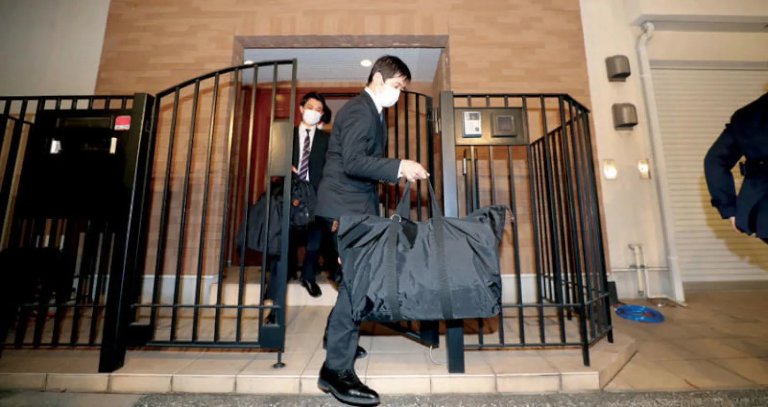 محققون يغادرون منزل كارلوس غصن في طوكيو أمس حاملين أكياساً (أ.ف.ب)