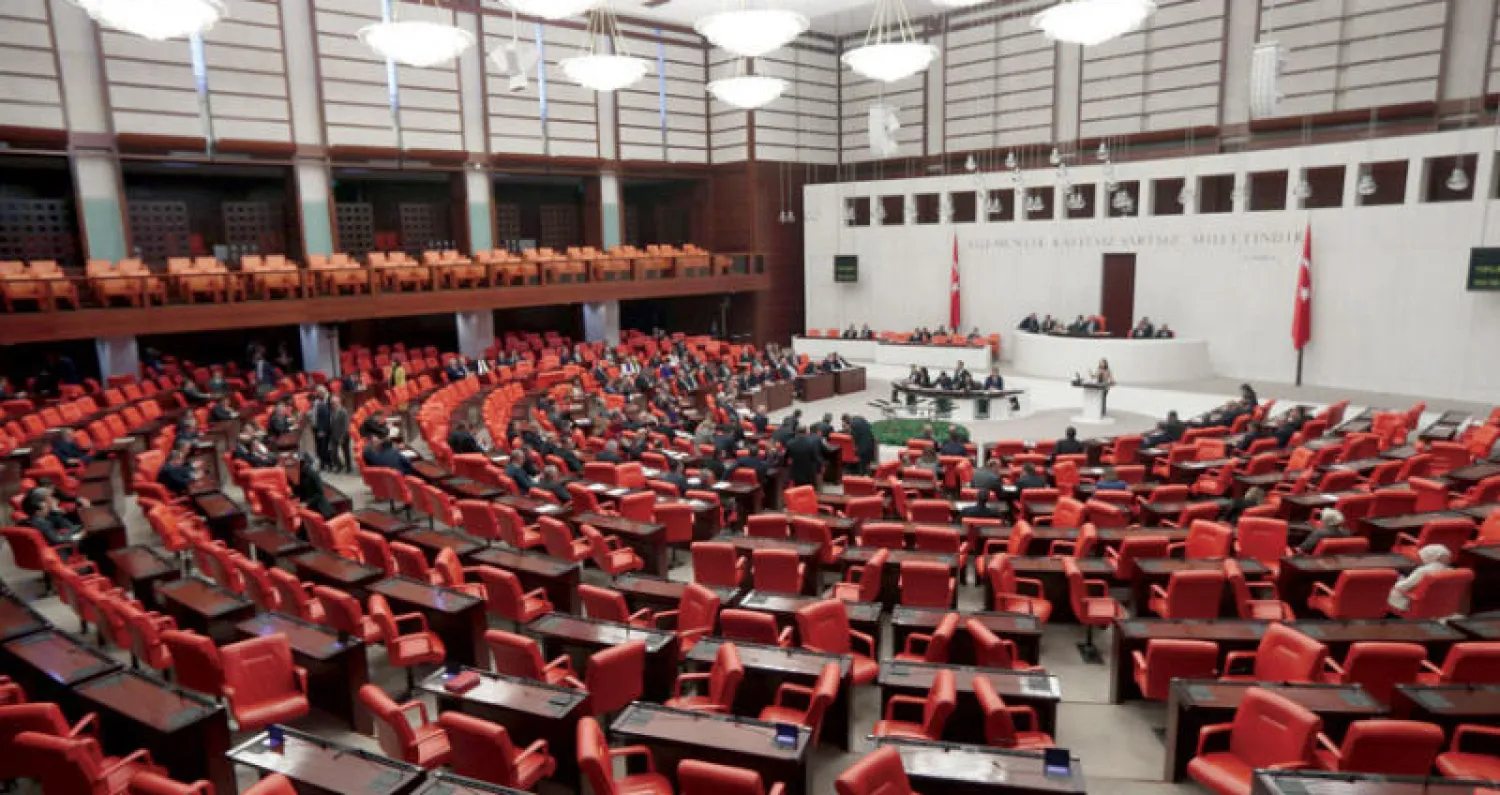 من جلسة تصويت البرلمان التركي أمس على مشروع القانون الذي يسمح بإرسال قوات إلى ليبيا (أ.ف.ب)