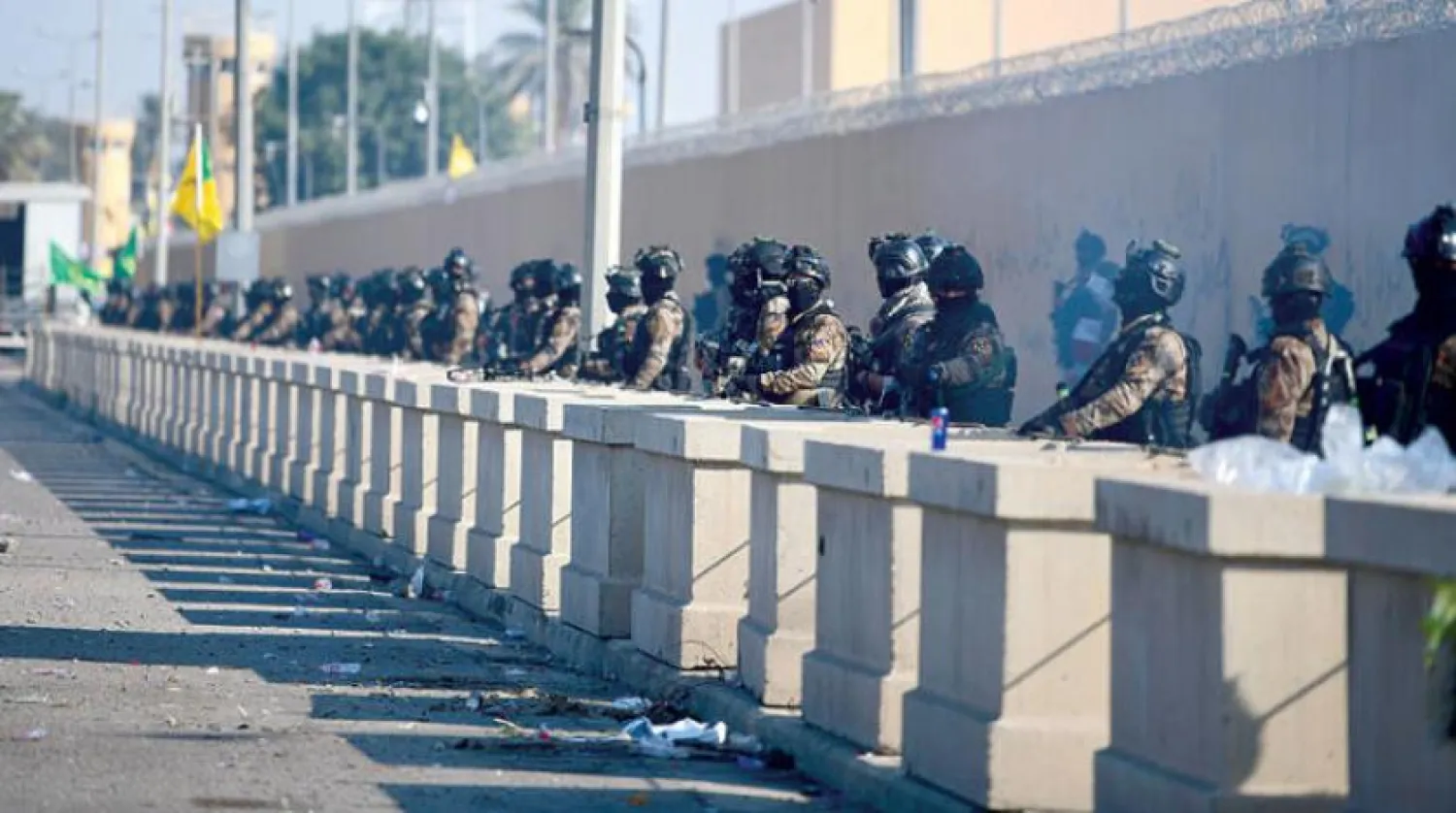 Irak kuvvetleri dün Bağdat'taki ABD Büyükelçiliğini göstericilerin saldırılarından korudu (EPA)