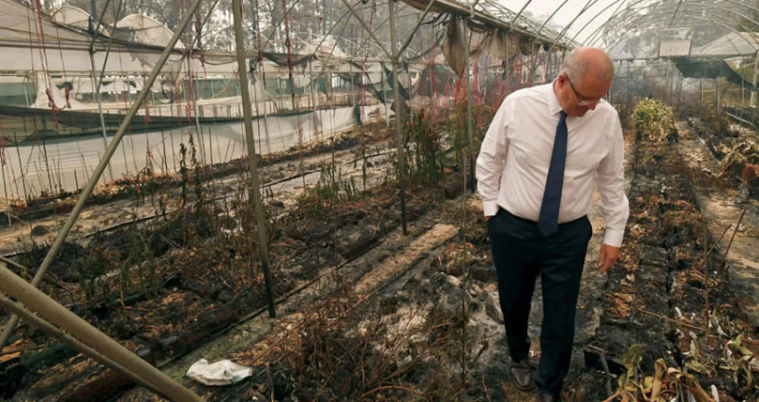 رئيس الوزراء الأسترالي سكوت موريسون يزور منطقة الحرائق في فيكتوريا أمس ويواجه غضب السكان والانتقادات (أ.ب)