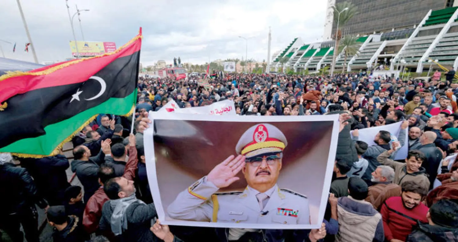 ليبيون يحتجون على قرار تركيا إرسال قوات إلى ليبيا رافعين صور المشير خليفة حفتر في بنغازي أمس (رويترز)