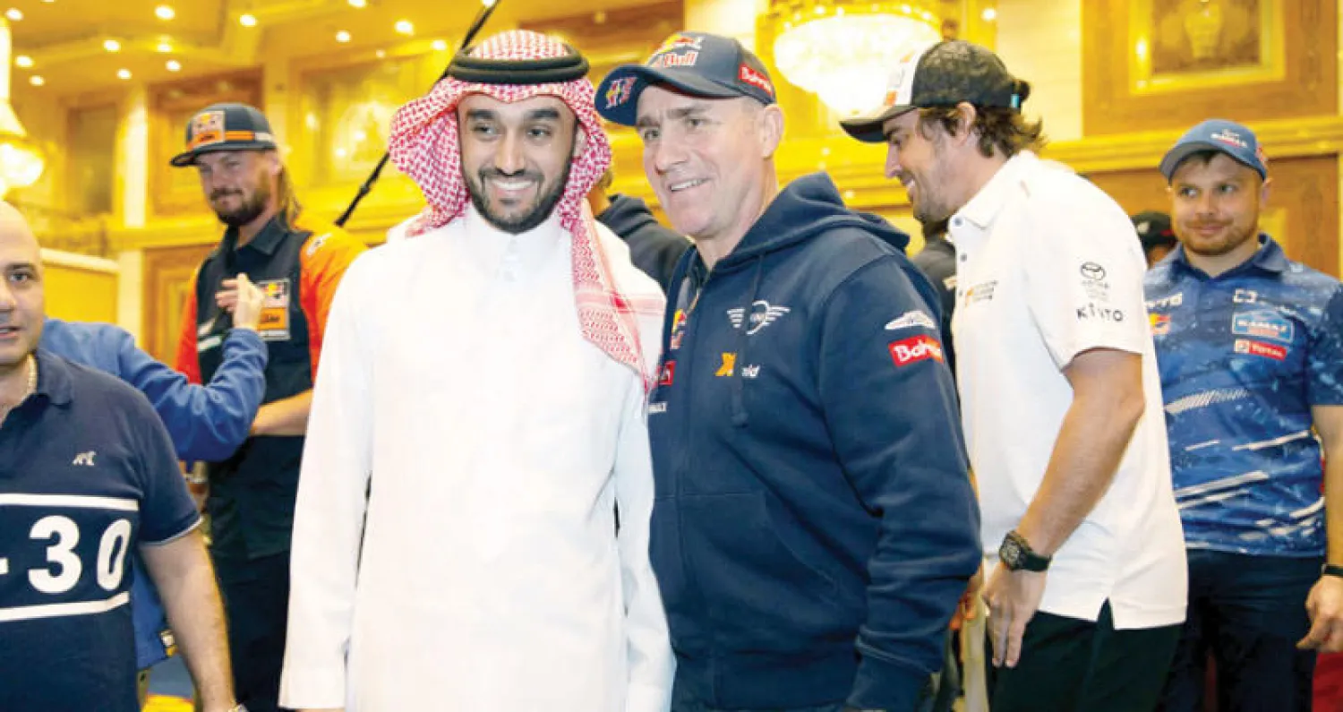 الأمير عبد العزيز الفيصل وإلى جانبه أحد مسؤولي السباق (تصوير: محمد المانع)