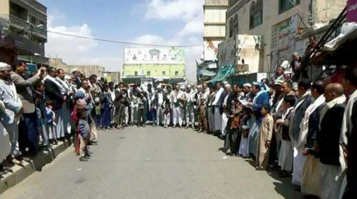 Darbeci milisler tarafından sosyal medyada yayınlanan bir fotoğrafta Husilerin, Kasım Süleymani’nin öldürülmesi sonrasında, 3 Ocak’ta Sana’da seferberlik çağrısı için gösteri düzenlediği görüldü