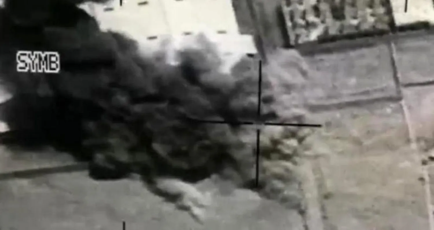 لحظة استهداف طائرة تابعة للتحالف موكب رئيس المجلس الانقلابي التابع للحوثيين في 2018 (الشرق الأوسط)