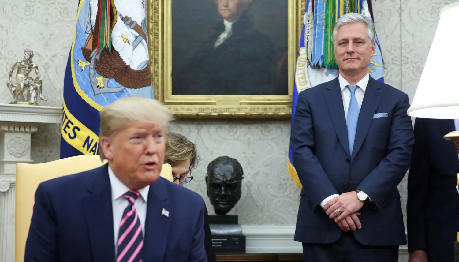 مستشار الأمن القومي الأميركي روبرت أوبراين (يمين) يستمع للرئيس الأميركي في البيت الأبيض (أرشيفية - إ.ب.أ)