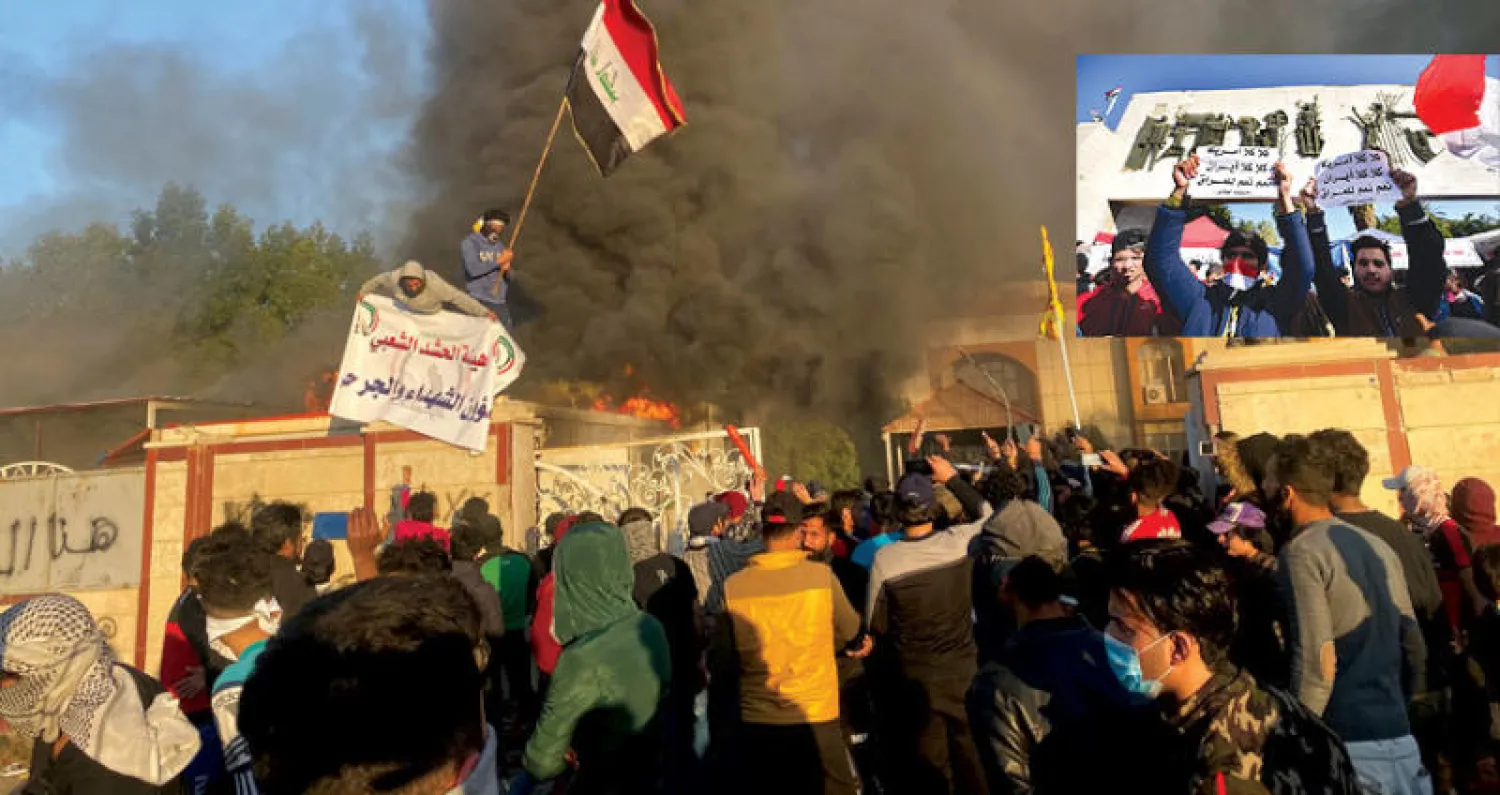 محتجون يحرقون مقراً لـ«الحشد» في الناصرية جنوب العراق أمس (رويترز)... وفي الإطار متظاهرون يرفعون لافتات في ساحة التحرير ببغداد ترفض الوجودين الإيراني والأميركي (إ.ب.أ)