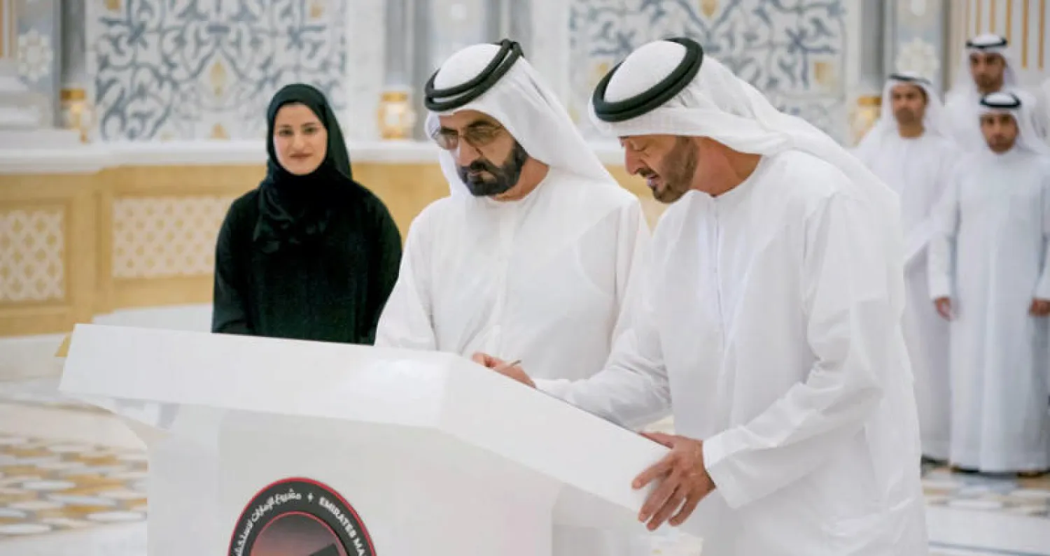 الشيخ محمد بن راشد آل مكتوم والشيخ محمد بن زايد آل نهيان لحظة التوقيع على القطعة الأخيرة من «مسبار الأمل» أمس (وام)