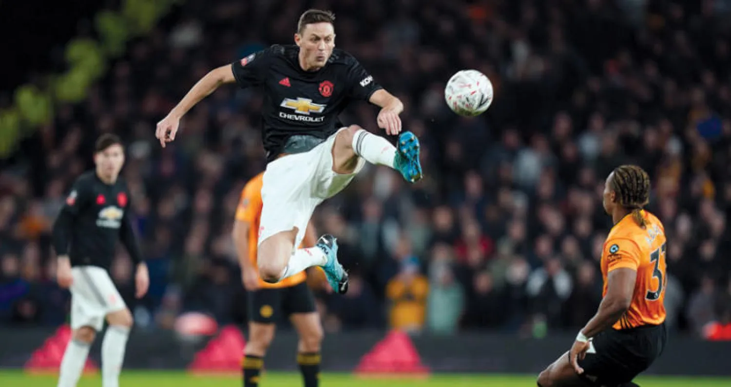 ماتيتش لاعب يونايتد يقفز للسيطرة على الكرة في مواجهة وولفرهامبتون بعدما فرضته الظروف للعودة أساسياً (إ.ب.أ)