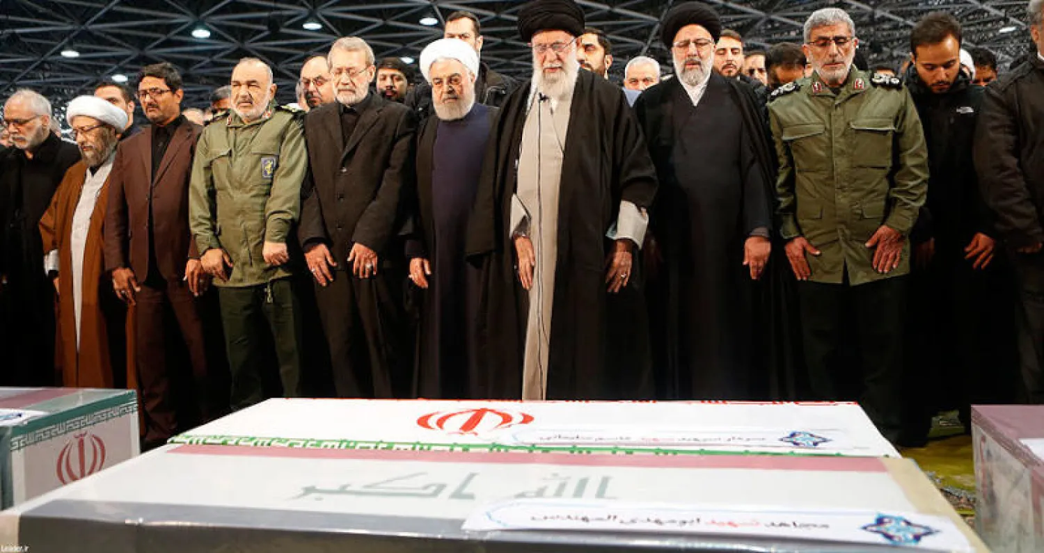 المرشد الإيراني علي خامنئي وأركان النظام يصلون على نعشي قاسم سليماني  ونائب رئيس «الحشد الشعبي» العراقي أبو مهدي المهندس في طهران أمس (إ.ب.أ)