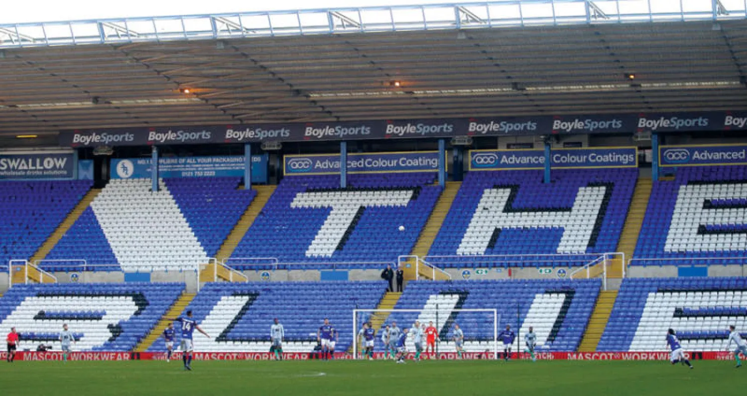 مدرجات نادي برمنغهام سيتي تبدو خالية من الجماهير خلال مواجهة بلاكبيرن في كأس انجلترا