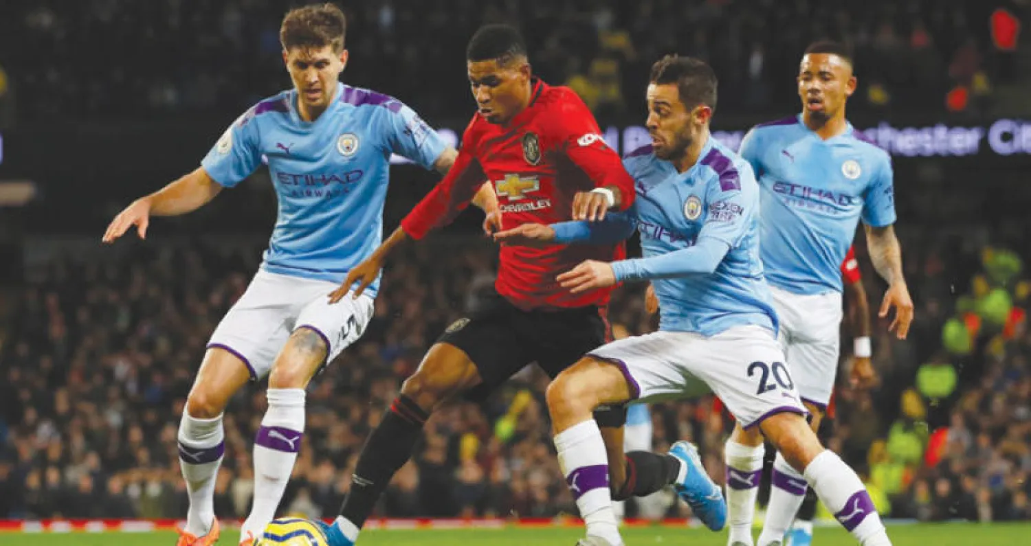 راشفورد نجم يونايتد يخترق مدافعي سيتي ليمنح فريقه الأفضلية في مباراة الدوري (رويترز)