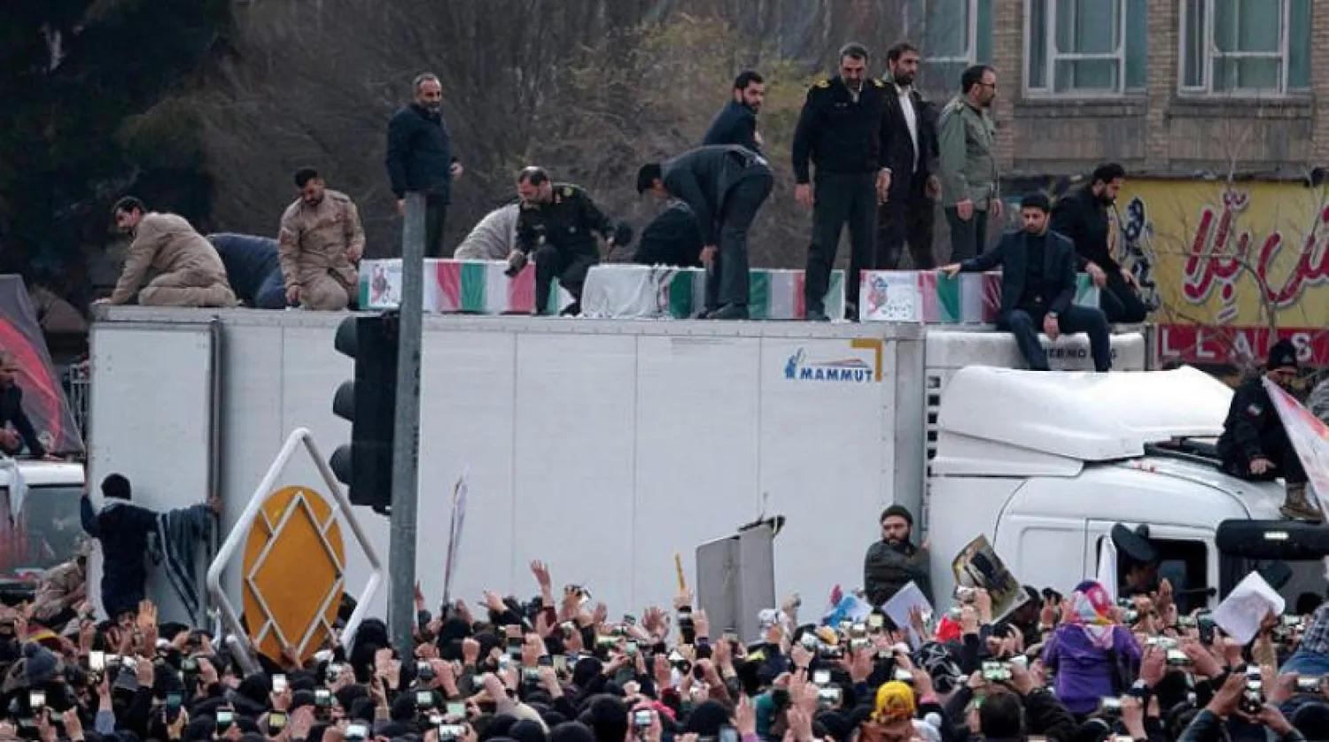 Kudüs Gücü Komutanı Kasım Süleymani’nin cenazesini taşıyan araç, Meşhed’de yoğun bir kalabalığın ortasında (AFP)