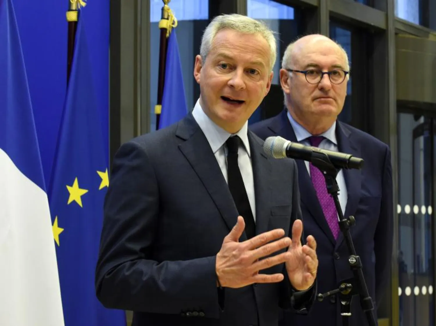 وزير الاقتصاد الفرنسي برونو لومير يتحدّث في باريس وإلى جانبه المفوض الأوروبي للتجارة فيل هوغان (أ.ف.ب)