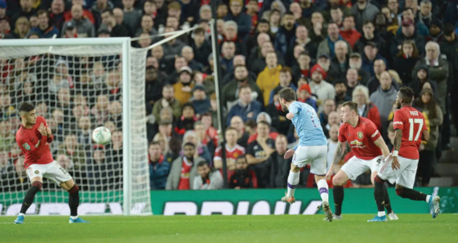 برناردو سيلفا نجم سيتي (في الوسط) يصوب نحو مرمى يونايتد ليسجل أول أهداف فريقه (إ.ب.أ)