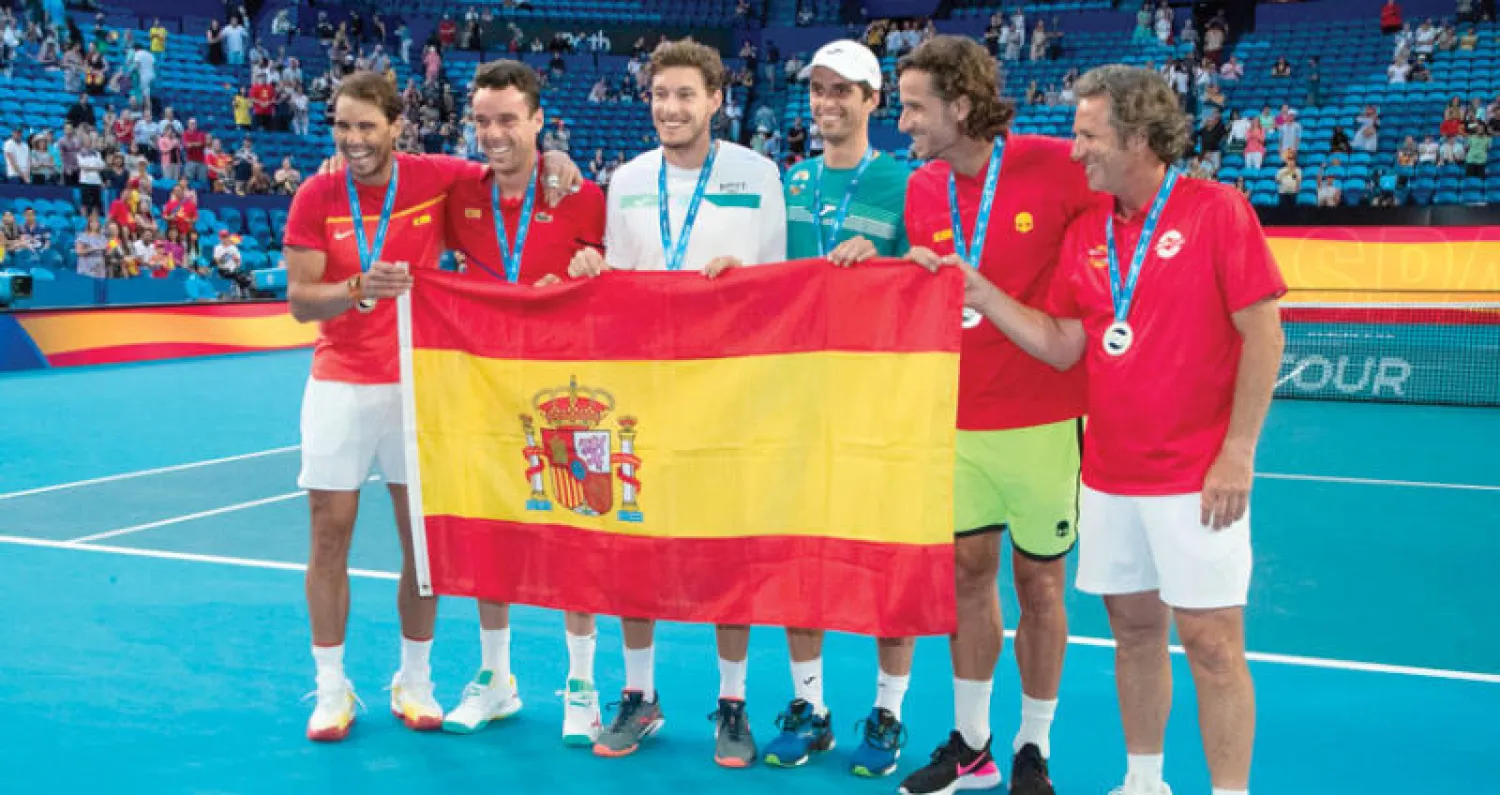 نادال (يسار) يحتفل مع منتخب إسبانيا بالتأهل لربع النهائي (أ.ف.ب)