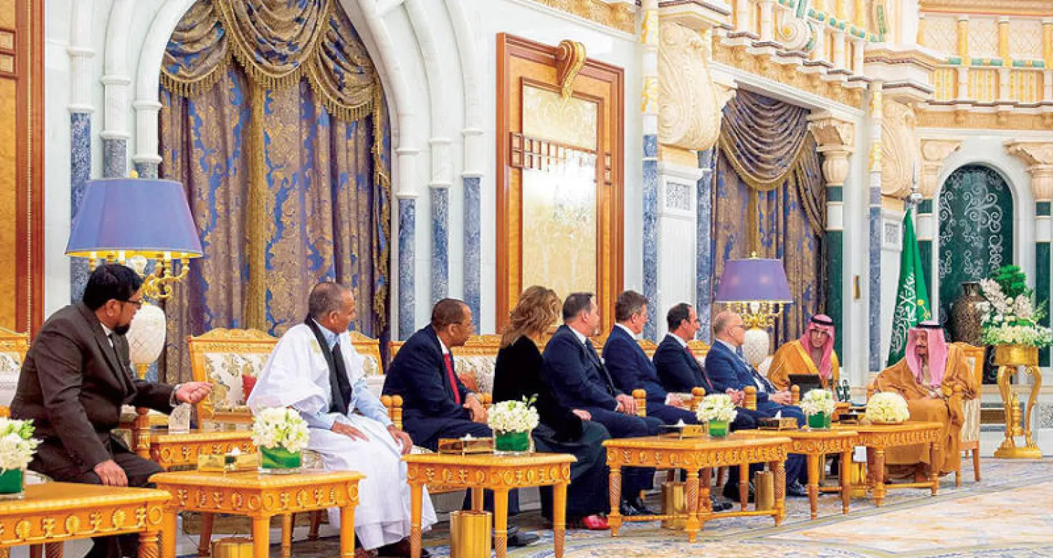 خادم الحرمين الشريفين لدى استقبال سفراء الدول الجدد المعتمدين لدى السعودية (واس)