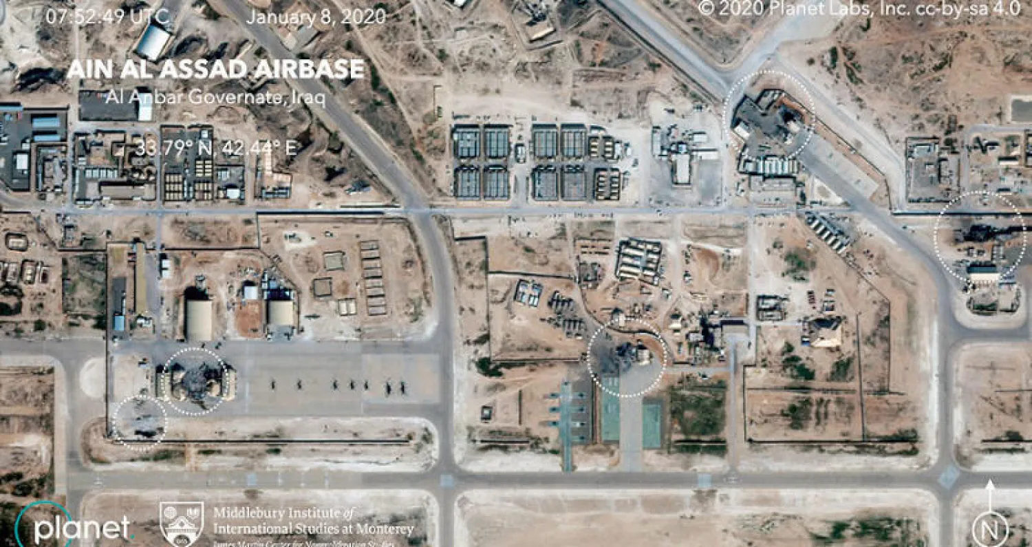 صورة عبر الأقمار الصناعية من معهد «ميدلبوري للدراسات الدولية» و«بلانيت لابس إنك» تُظهر آثار الضربة الإيرانية التي استهدفت قاعدة «عين الأسد» في الأنبار غرب العراق (أ.ب)