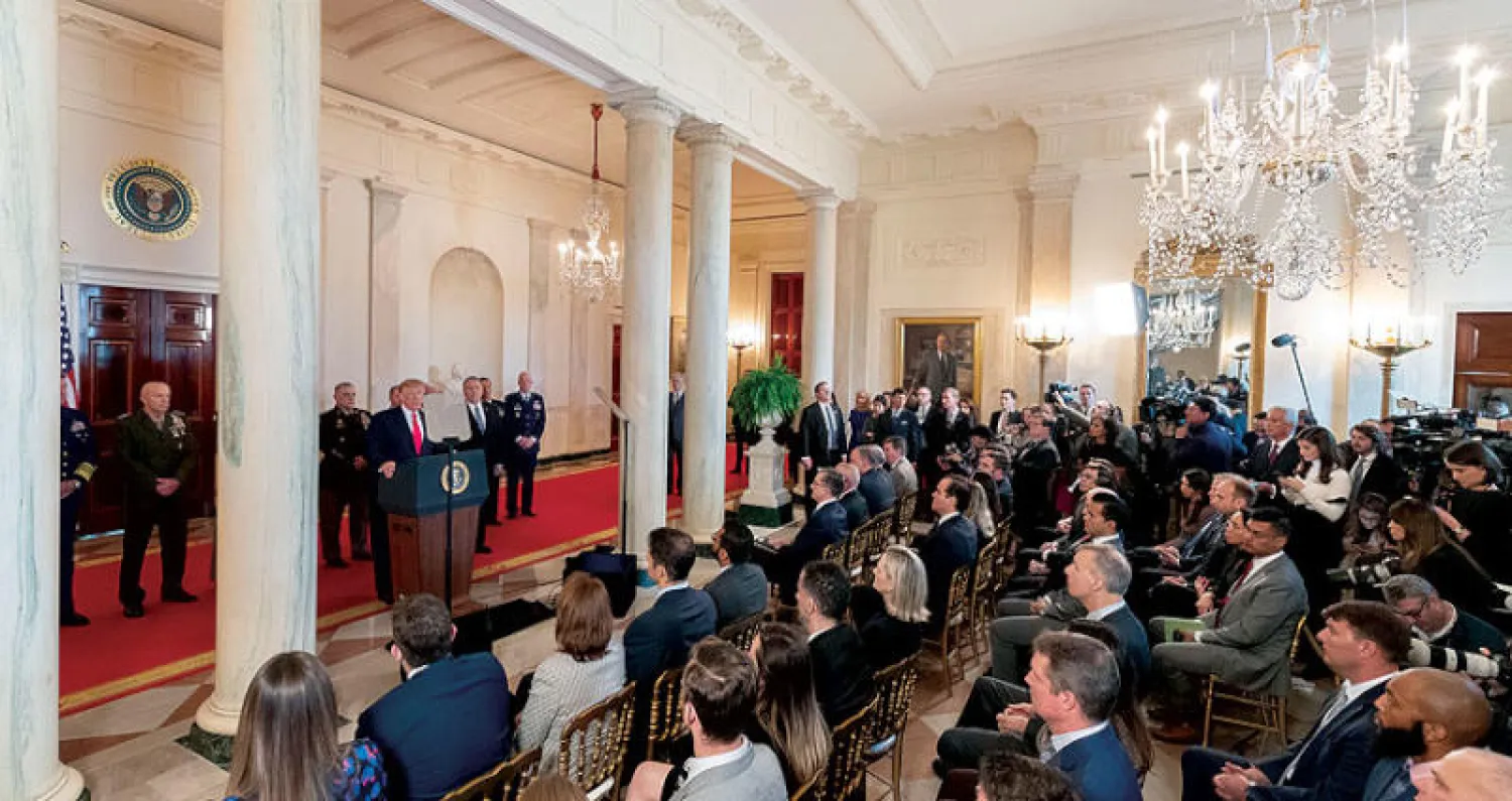 صحافيون يتابعون خطاب الرئيس ترمب حول التوتر مع إيران في البيت الأبيض أمس (أ.ب)