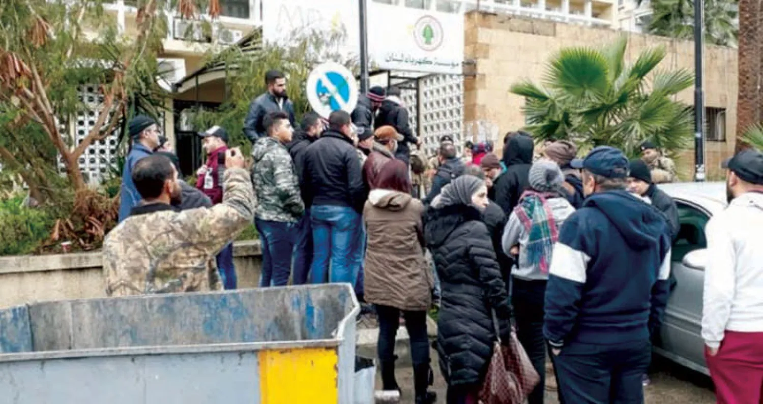 من الاعتصام أمام مقر شركة الكهرباء في صيدا أمس احتجاجاً على الانقطاع (الوكالة الوطنية)