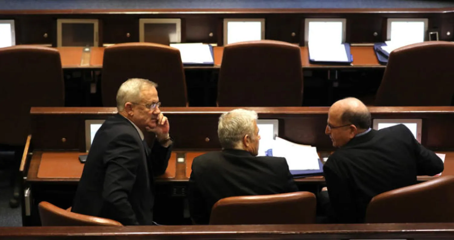 قادة «كحول لافان» ويبدو غانتس إلى يسار الصورة في جلسة حل الكنيست ديسمبر الماضي (إ.ب.أ)