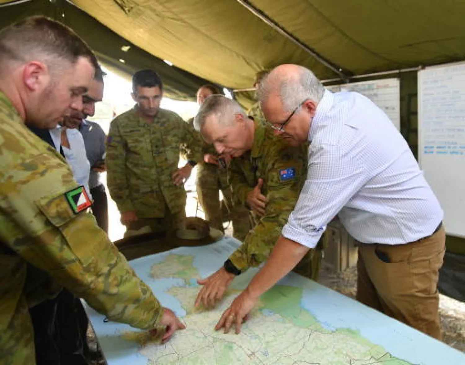 رئيس الوزراء الأسترالي سكوت موريسون خلال زيارته ساحة الدفاع في مطار كينغسكوت بجزيرة كانغارو (إ.ب.أ)