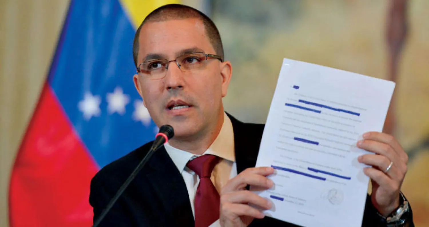 وزير خارجية فنزويلا خورخي اريزا يعرض وثيقة قال إن وزارة الخارجية الأميركية وزعتها على دول البحر الكاريبي حول اهتمامها مجدداً بالأزمة (أ.ب)