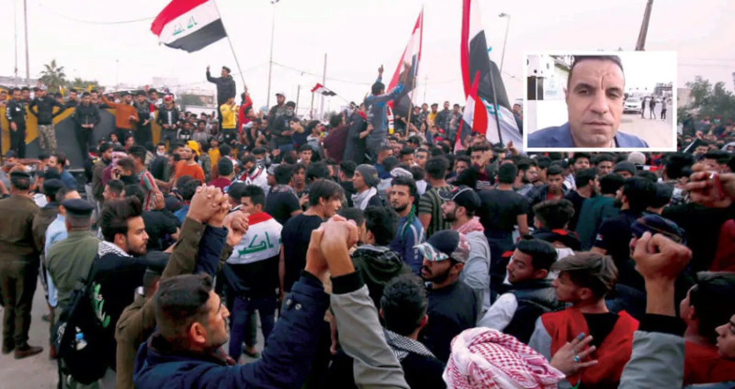 مظاهرة في البصرة ضد الطبقة السياسية أمس (رويترز)... وفي الإطار صورة من مواقع التواصل للصحافي أحمد عبد الصمد  الذي اغتاله مجهولون مع مصور في المدينة بجنوب العراق