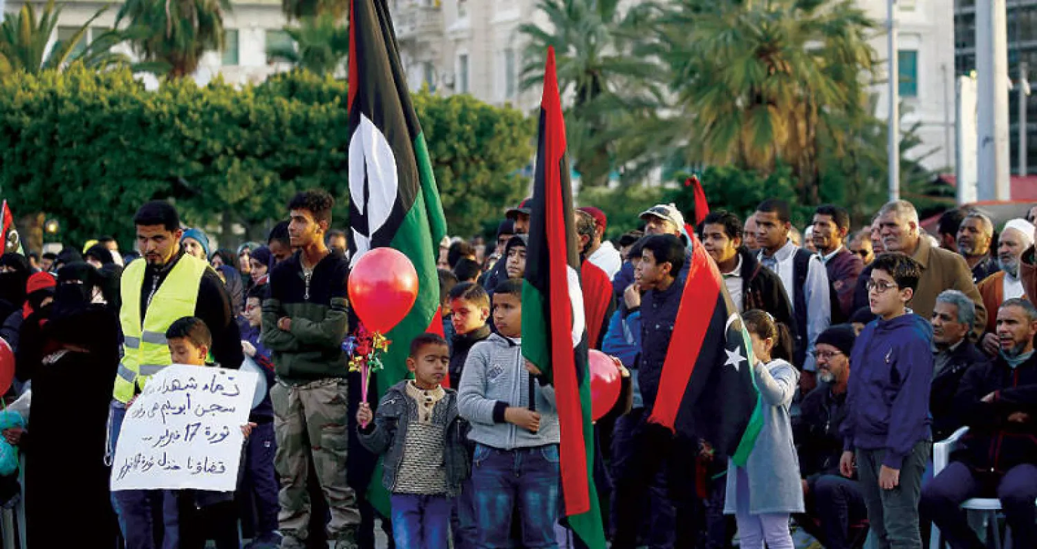 ليبيون يتظاهرون وسط العاصمة طرابلس رفضا للحرب الدائرة في مدينتهم (أ.ف.ب)
