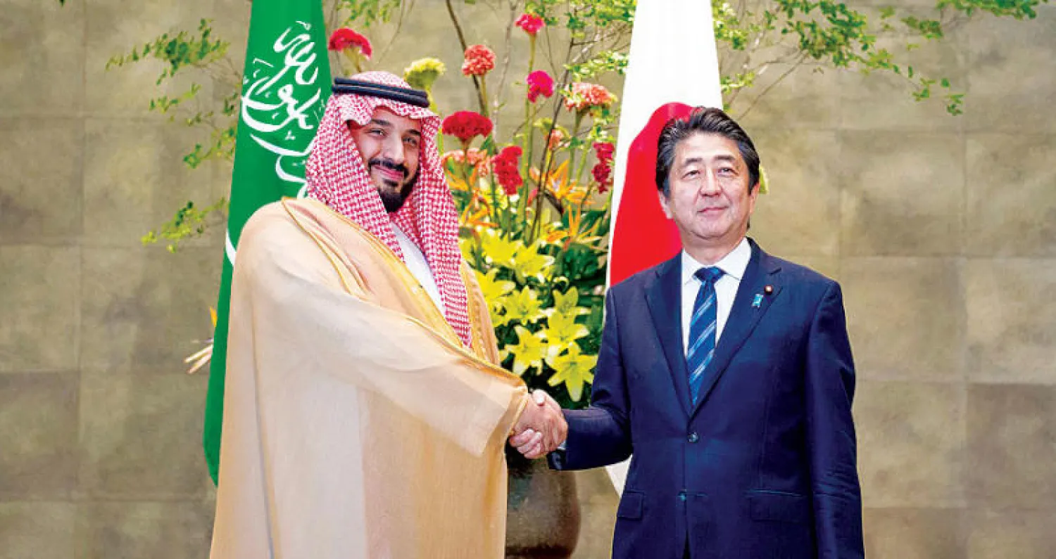 الأمير محمد بن سلمان مع شينزو آبي خلال لقاء سابق  في أوساكا اليابانية (واس)