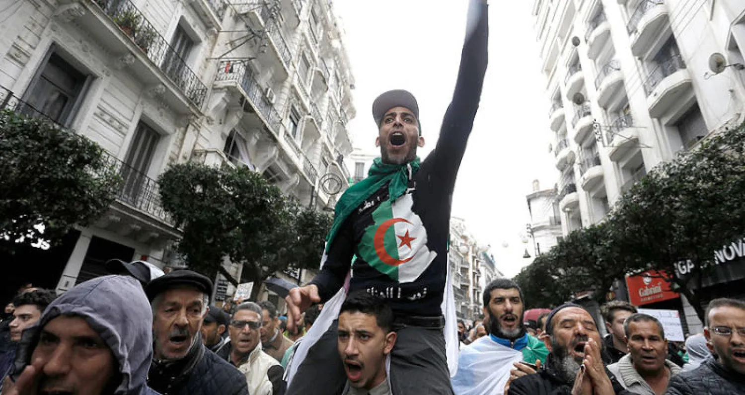 جانب من مظاهرات أمس الجمعة الرافضة لتعديلات الدستور وسط العاصمة الجزائرية أمس (أ.ب)