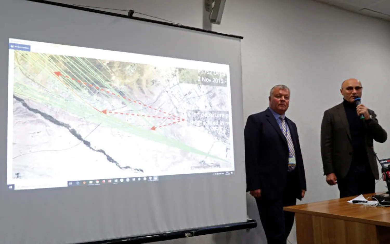 رئيس شركة الخطوط الدولية الأوكرانية ونائبه خلال مؤتمر صحافي حول تحطم الطائرة (رويترز)