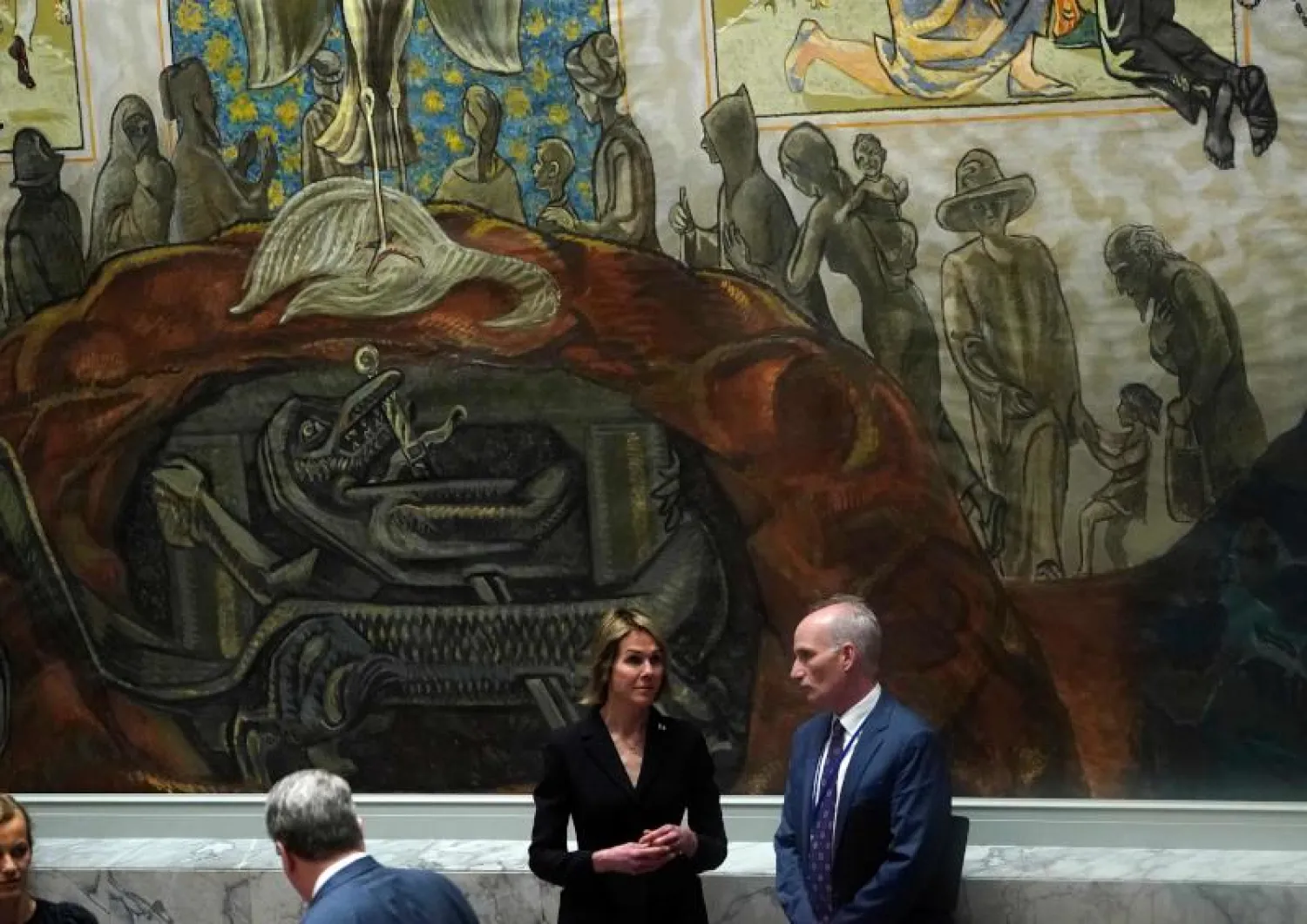 السفيرة الأميركيّة لدى الأمم المتحدة كيلي كرافت قبل بدء جلسة مجلس الأمن (أ.ف.ب)