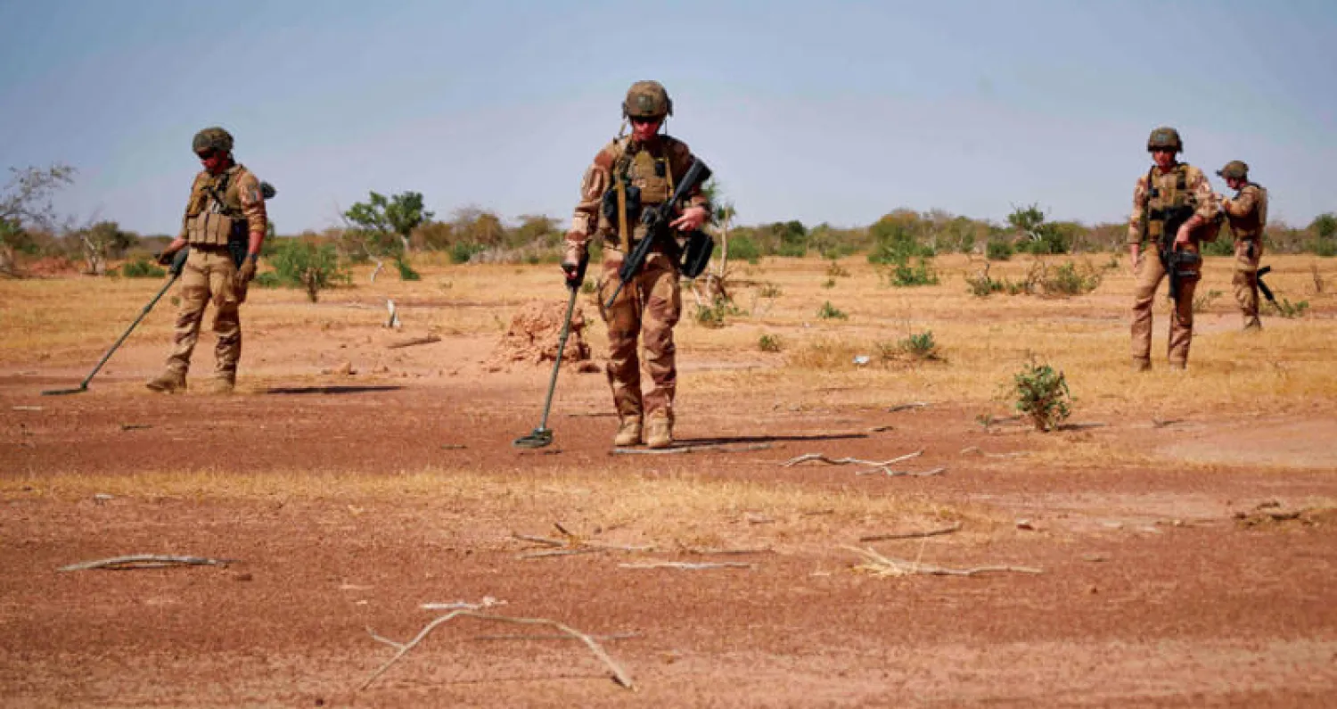 جنود فرنسيون يمسحون الأرض بحثاً عن ألغام في بوركينا فاسو في نوفمبر 2019 (أ.ف.ب)