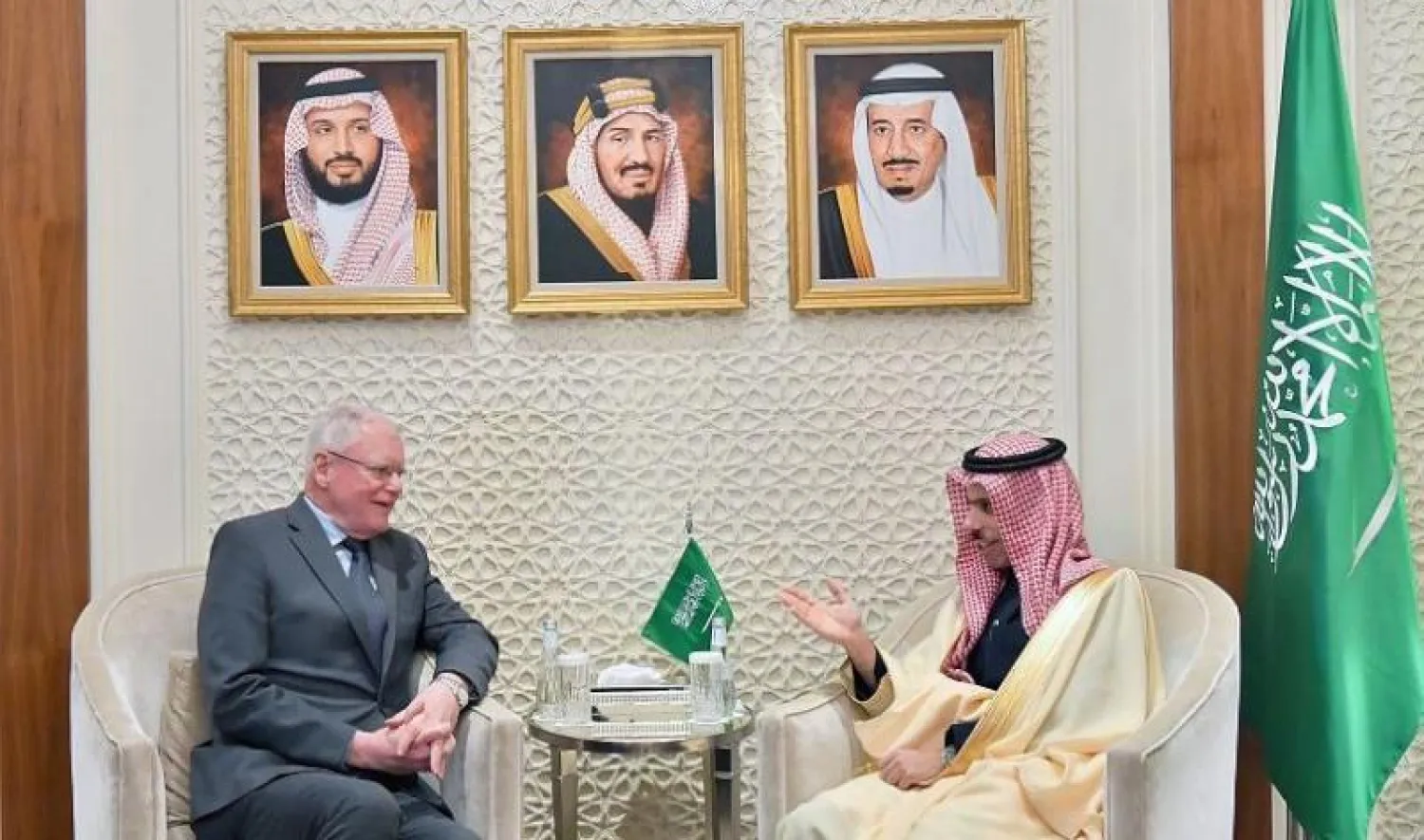 وزير الخارجية السعودي الأمير فيصل بن فرحان خلال استقباله المبعوث الأميركي إلى سوريا جيمس جيفري (واس)