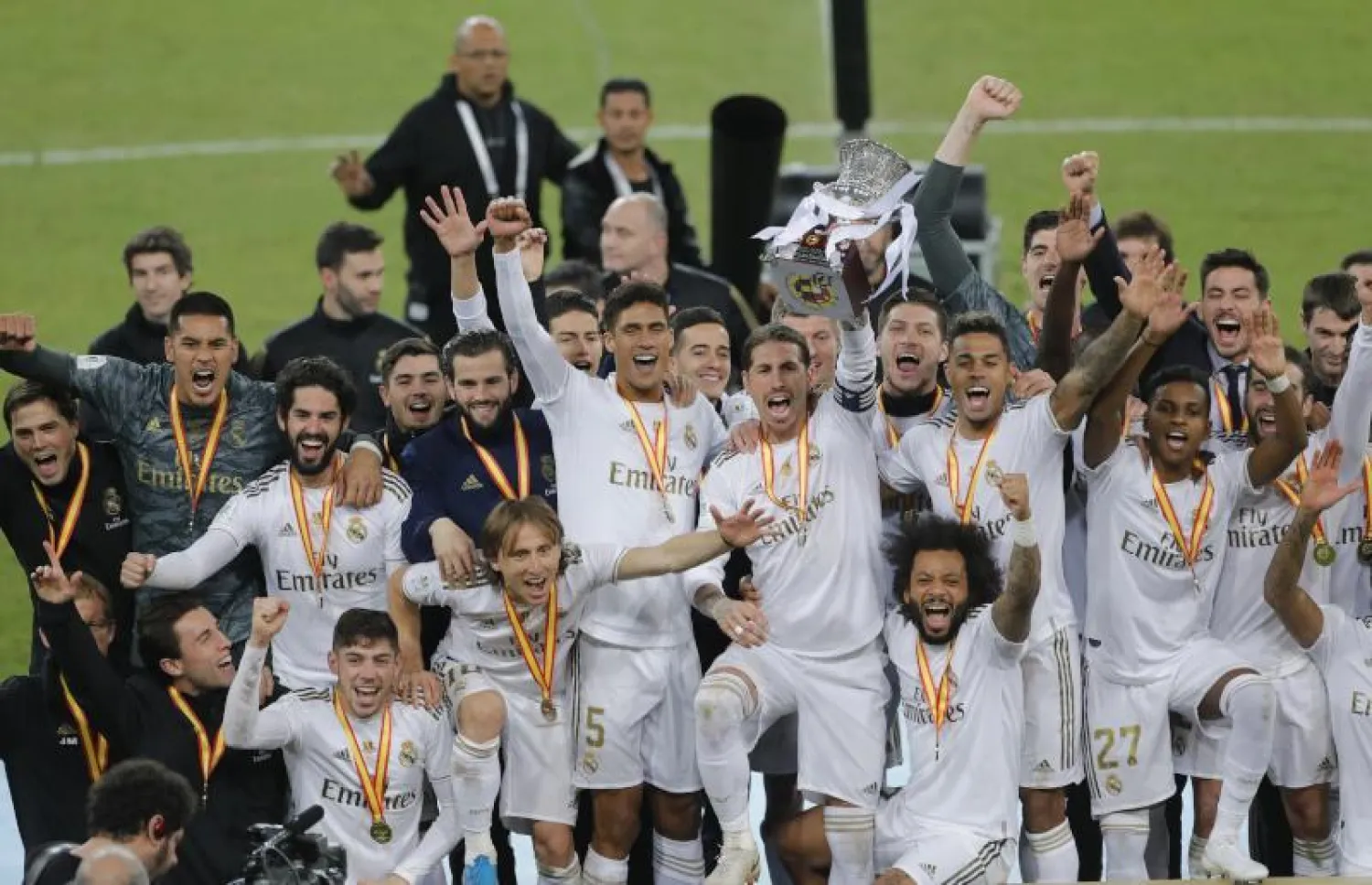 لاعبو ريال مدريد يحتفلون ببطولة كأس السوبر الإسبانية (أ.ب)