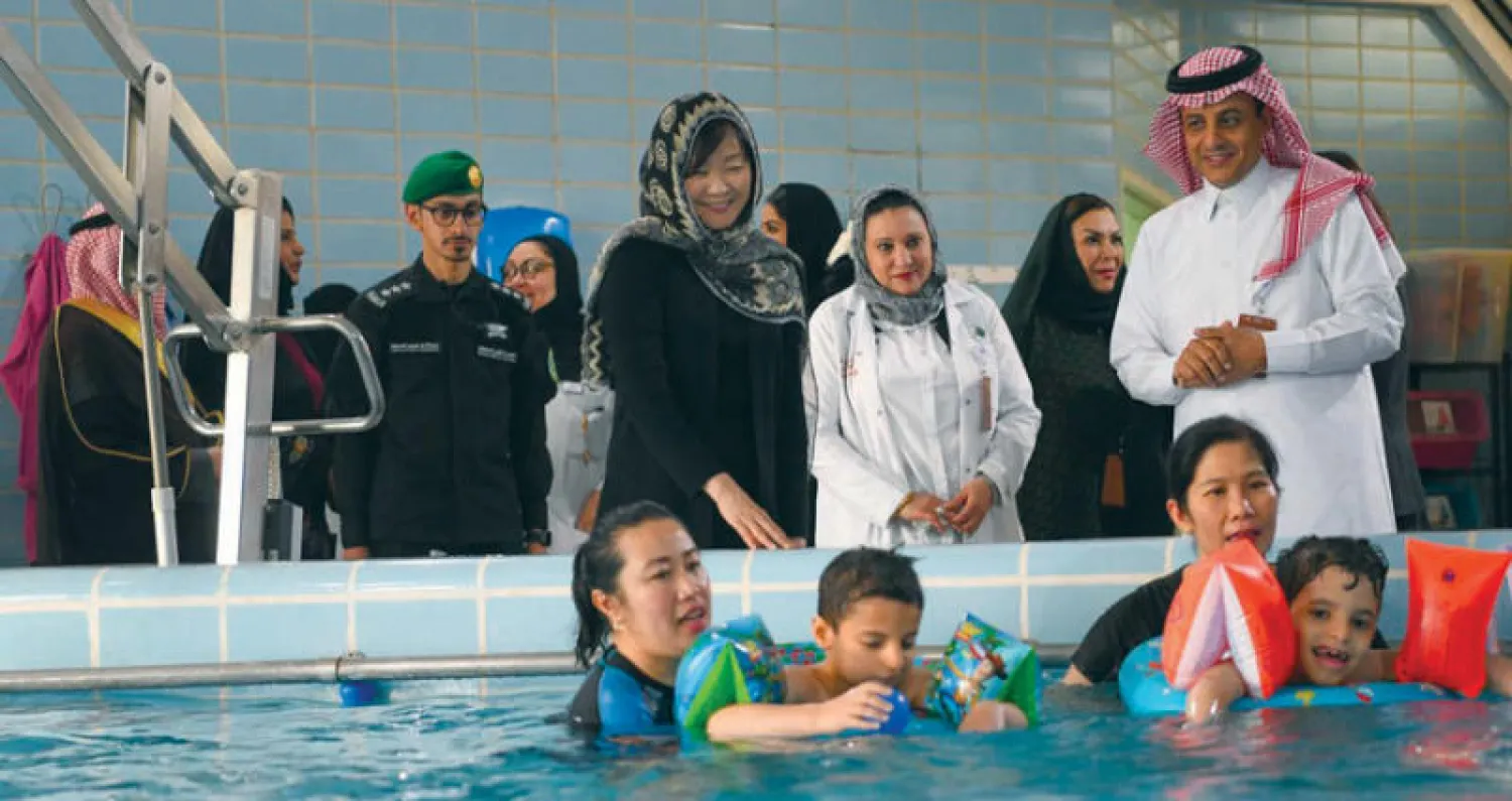 حرم رئيس وزراء اليابان تزور جمعية الأطفال المعوقين