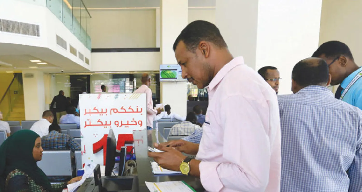 متعاملون سودانيون في بنك الخرطوم يريدون سحب أموالهم (رويترز)