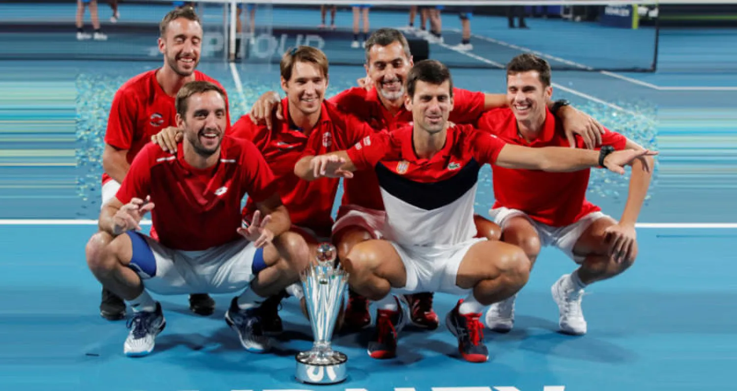 ديوكوفيتش (في المقدمة يمين) يحتفل مع منتخب صربيا بكأس العالم للتنس (رويترز)