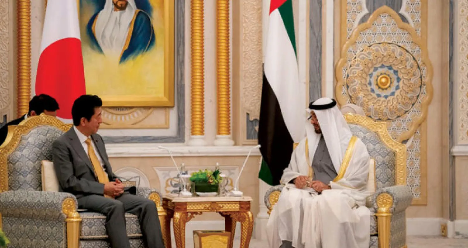 ولي عهد أبوظبي ورئيس وزراء اليابان خلال المحادثات أمس (وام)