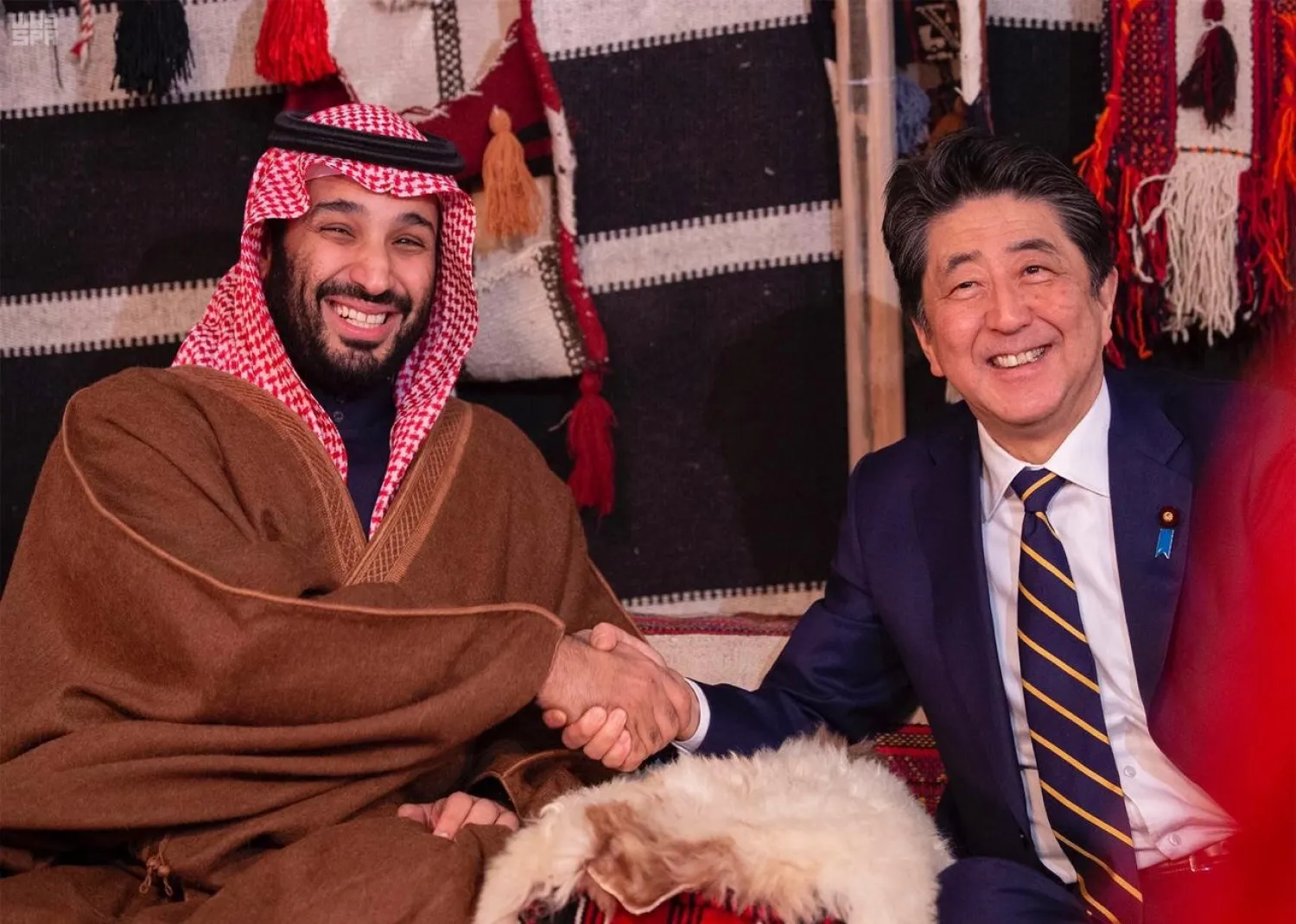 Crown Prince Mohammed bin Salmen recieved Japanese PM Shinzo Abe in al-Ula. (SPA)