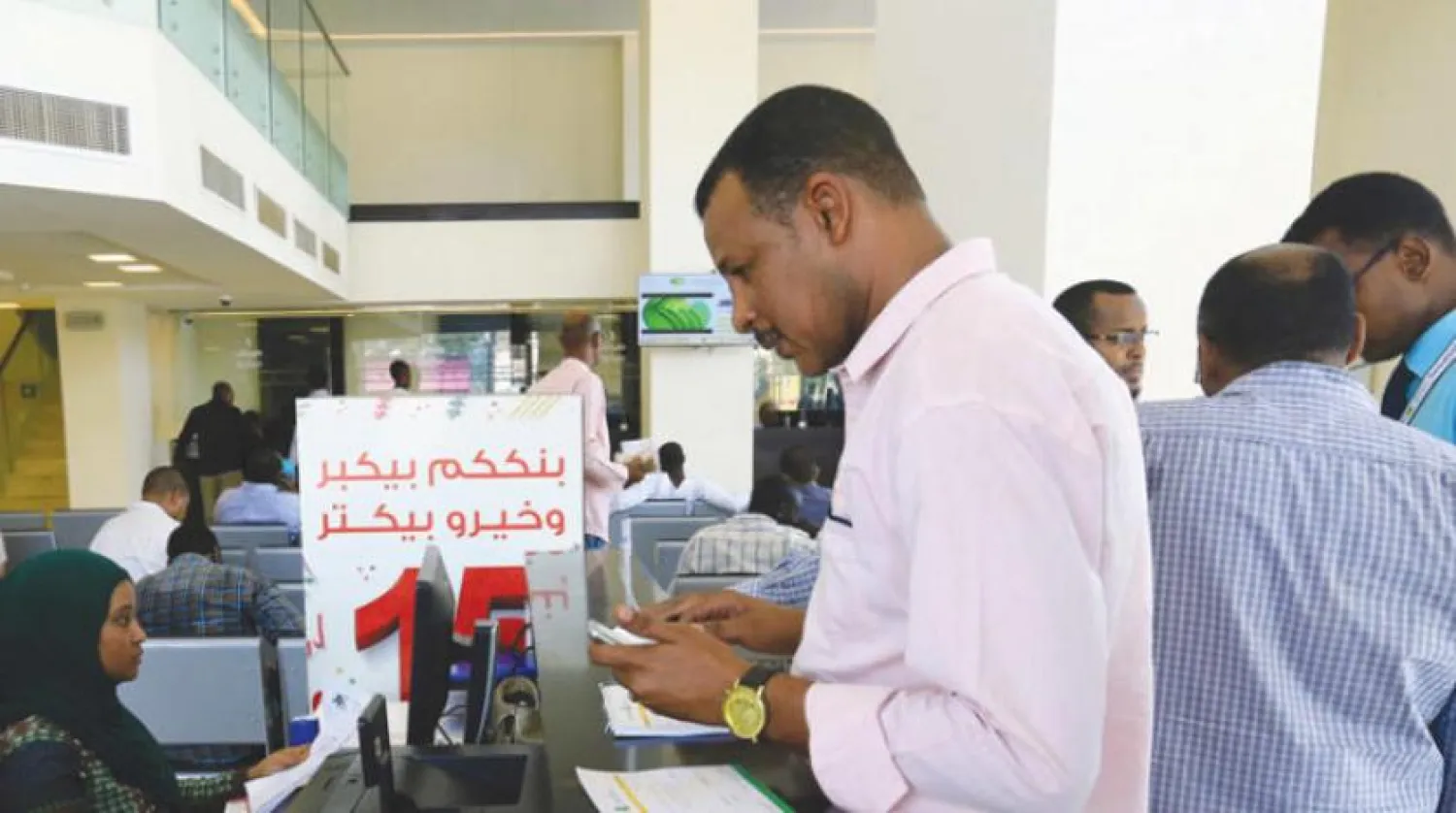 Sudanese traders in Bank of Khartoum want to withdraw their money (Reuters)

