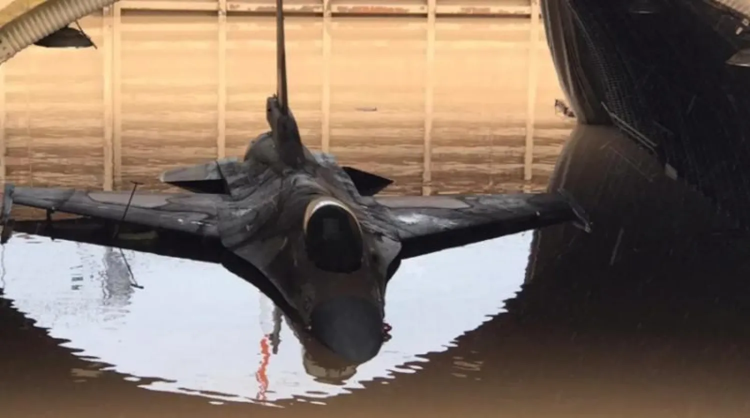 صورة نشرتها صحيفة «هآرتس» لطائرة مقاتلة وسط المياه جراء هطول الأمطار على قاعدة عسكرية جنوب إسرائيل